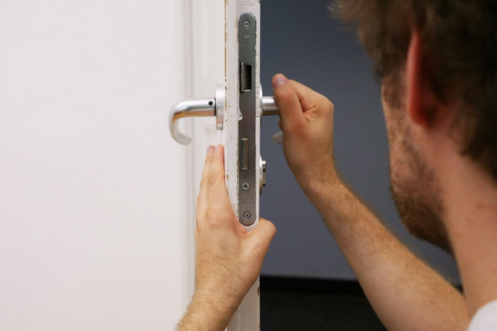 handyman services edinburgh door lock replacement